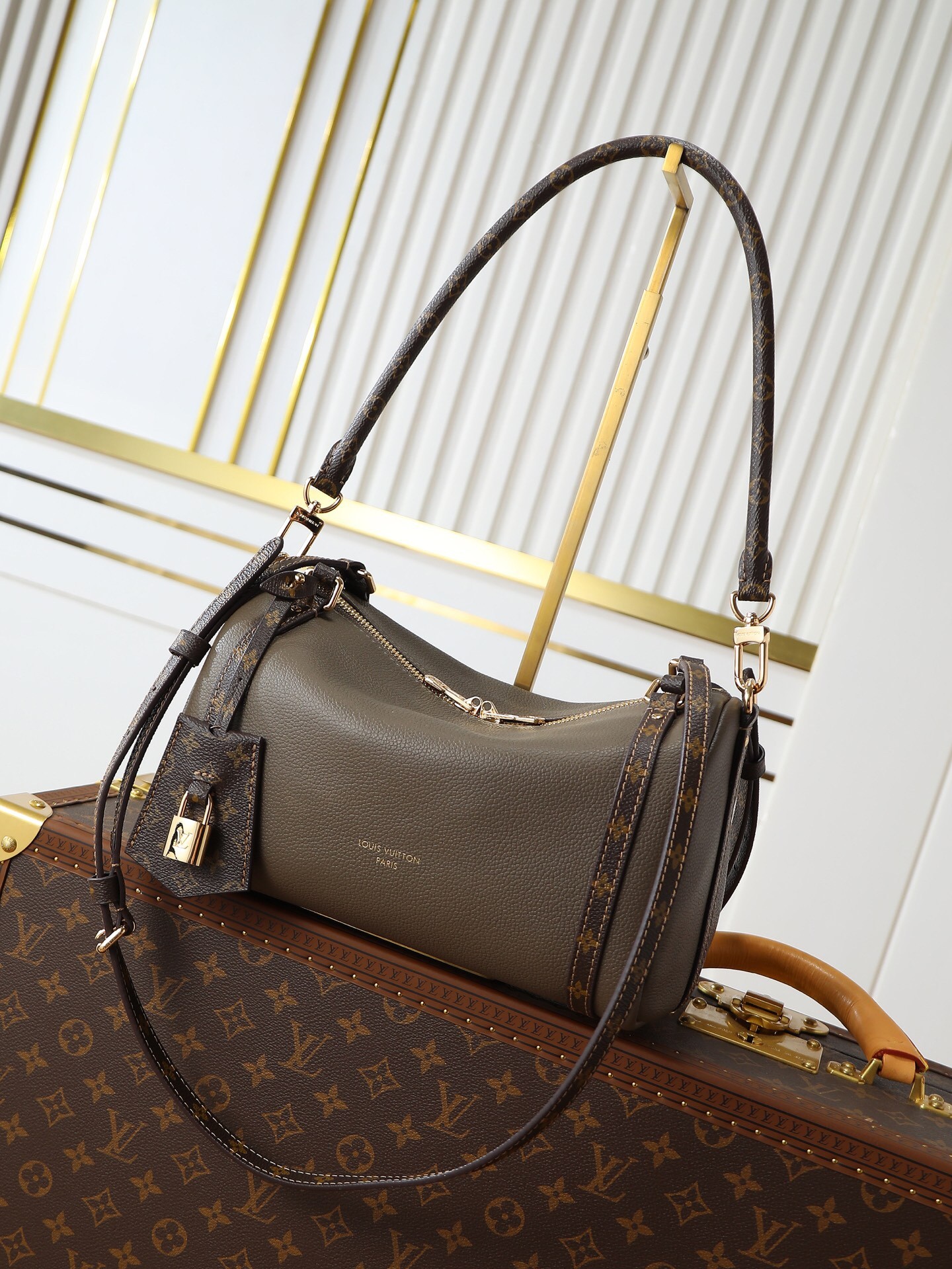 07887977e8f2ef0dd0350567bb40f692684decbb6b4975b2be6f7824383c182a L X V EXPRESS M26360 Size:26x17x13.5cm - Image 1