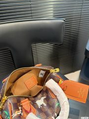 L X V Handbag 20cm - Image 7