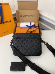 L X V  Messenger Bags Size：25*18.5*7cm - Image 7