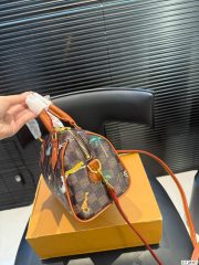 L X V Handbag 20cm - Image 6