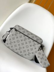 L X V M46603  Size:25*18.5*7CM