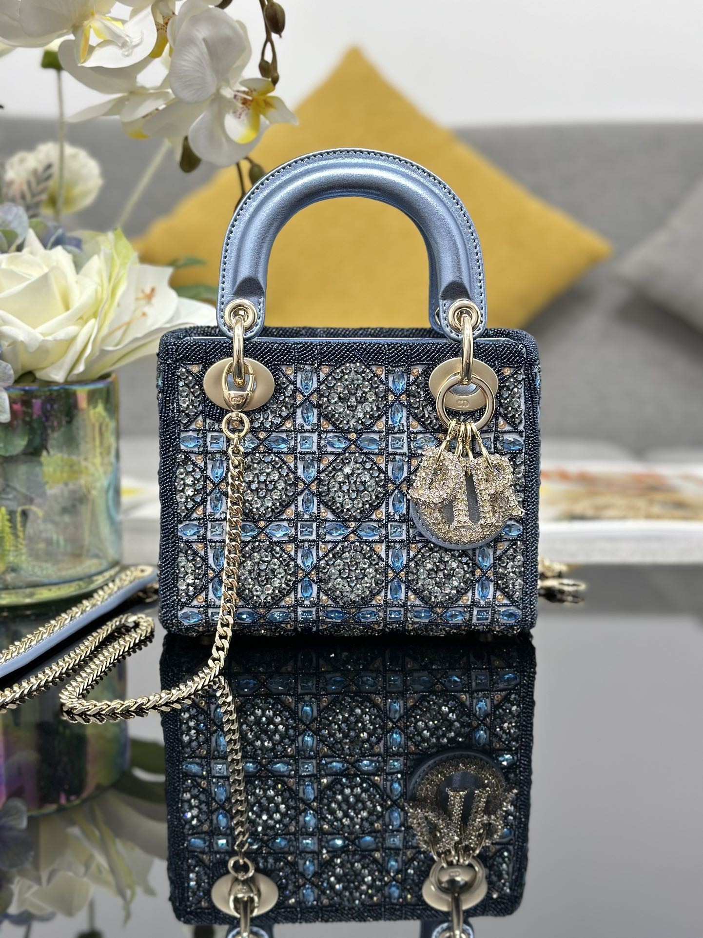 41F1FDBF-F56E-2D50-A6F4-555FFFA958F5 DR Lady 17x15x7cm - Image 1
