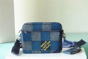 L X V  Messenger Bags Size：25*18.5*7cm - Image 8