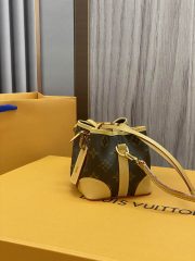 L X V Bucket Bags - Image 3