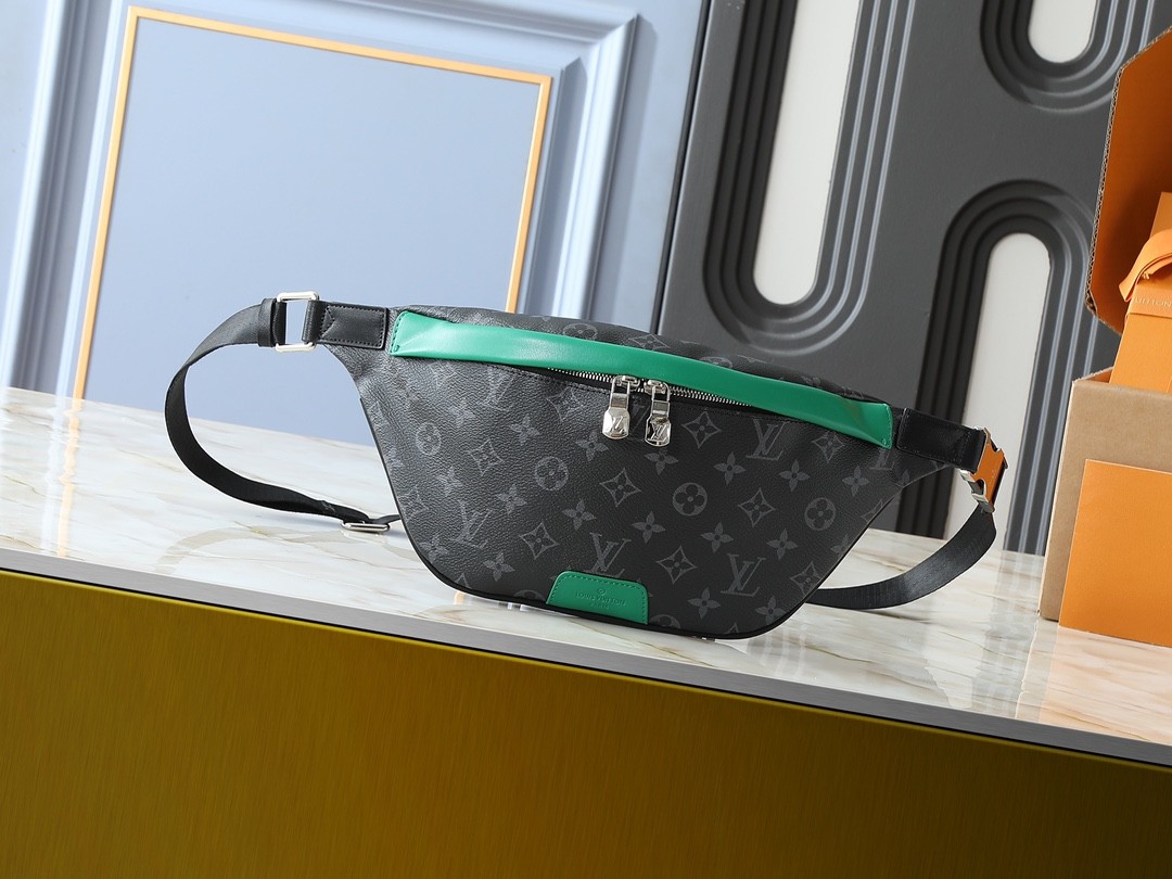 713CE417-78CE-39F2-4E2F-107503C0675F L X V DISCOVERY Pockets M25924 44x15x9cm - Image 1