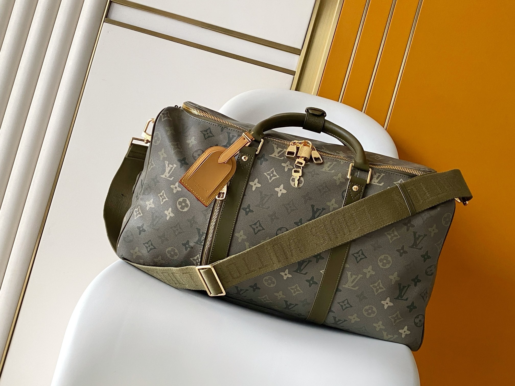 724a7d46d11764f7bf847a9bfa2e90ad546589d4e88fffeece8486ecfaa50b69 L X V Travelling bag M26964 50X29X34CM - Image 1