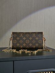 L X V Pochette Clle M13566 11x6x20.5cm - Image 3