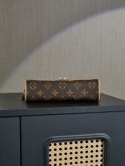 L X V Pochette Clle M13566 11x6x20.5cm - Image 4