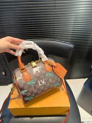 L X V Handbag 20cm - Image 5