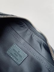 L X V Keepall Bandoulière 25 M22762 Size:25x15x11cm - Image 9