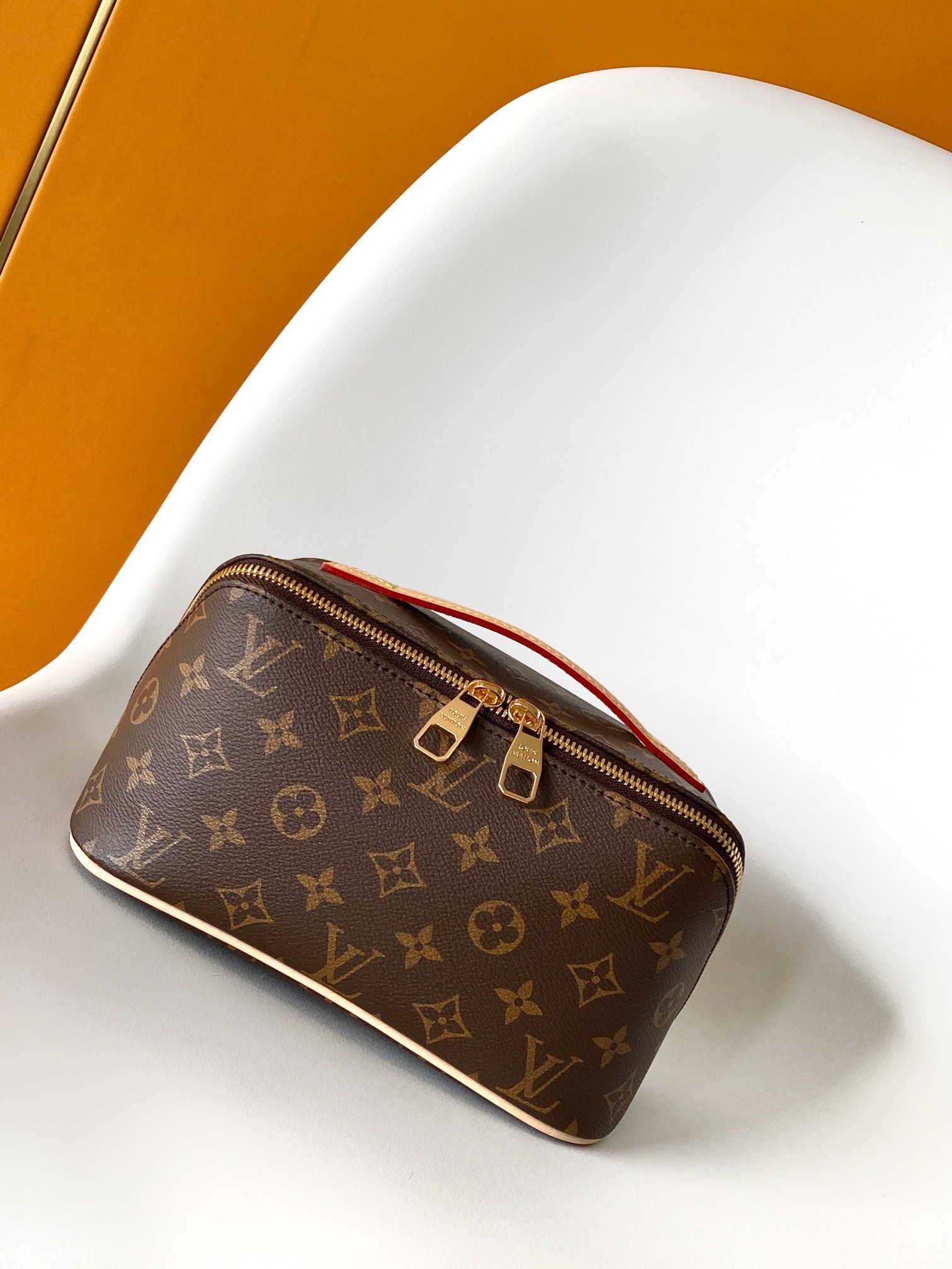 7f659c4d524edb64aac375fe136435b0ebb0bf93d0b455e59ee19c3a563e9306 L X V TOILETRY BAG M11750 Size:24x13x13cm - Image 1