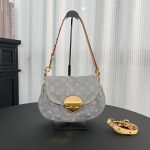 L X V Shoulder bag Size：27x18x3cm