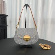 L X V Shoulder bag Size：27x18x3cm