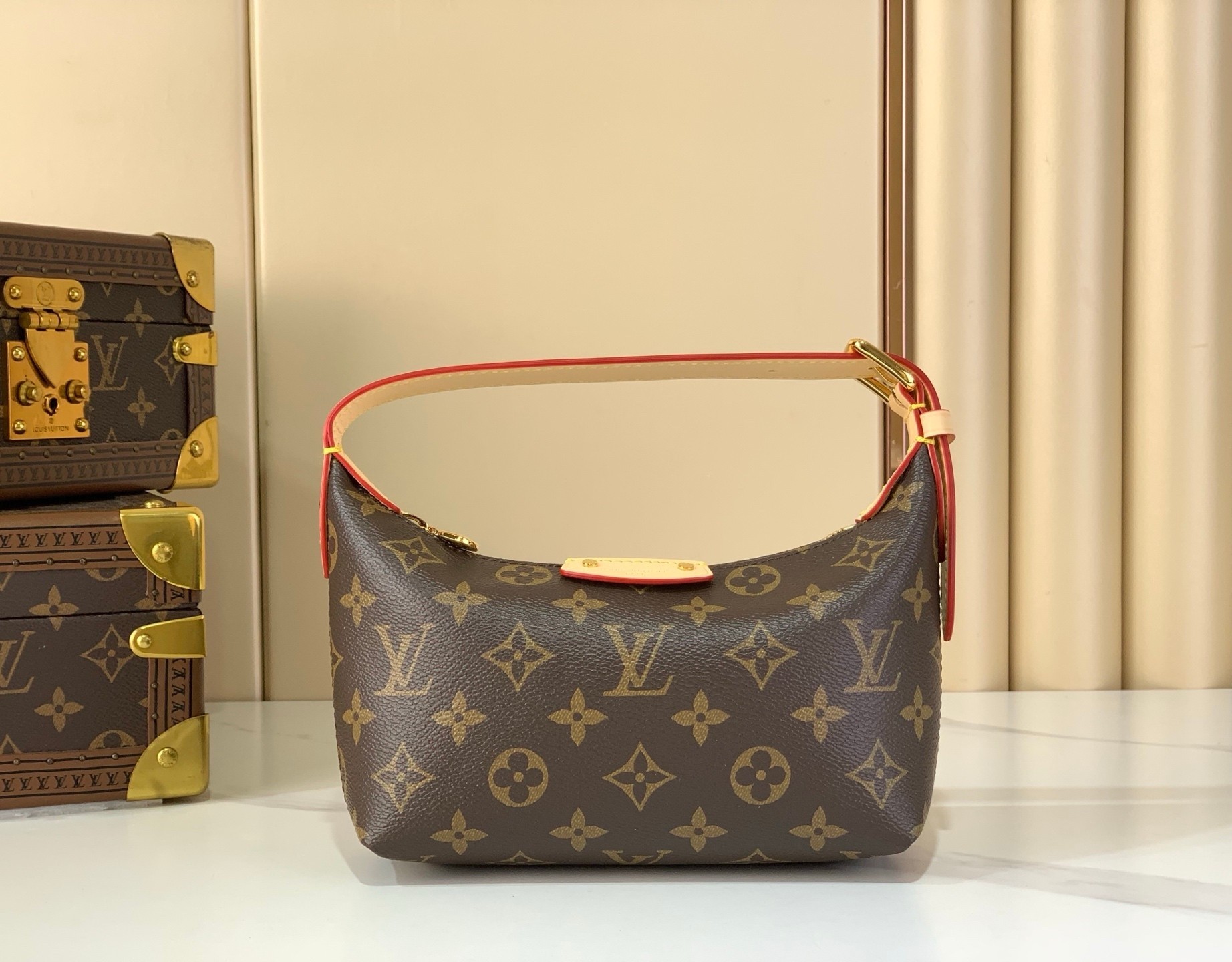 87cbb56e820b14d98ed9dd72a0fe5b52dbaf758f6a9cf819c5dd011dbe2f9fdb L X V POCHETTE HILLS M27509 18.5x11x6.5cm - Image 1