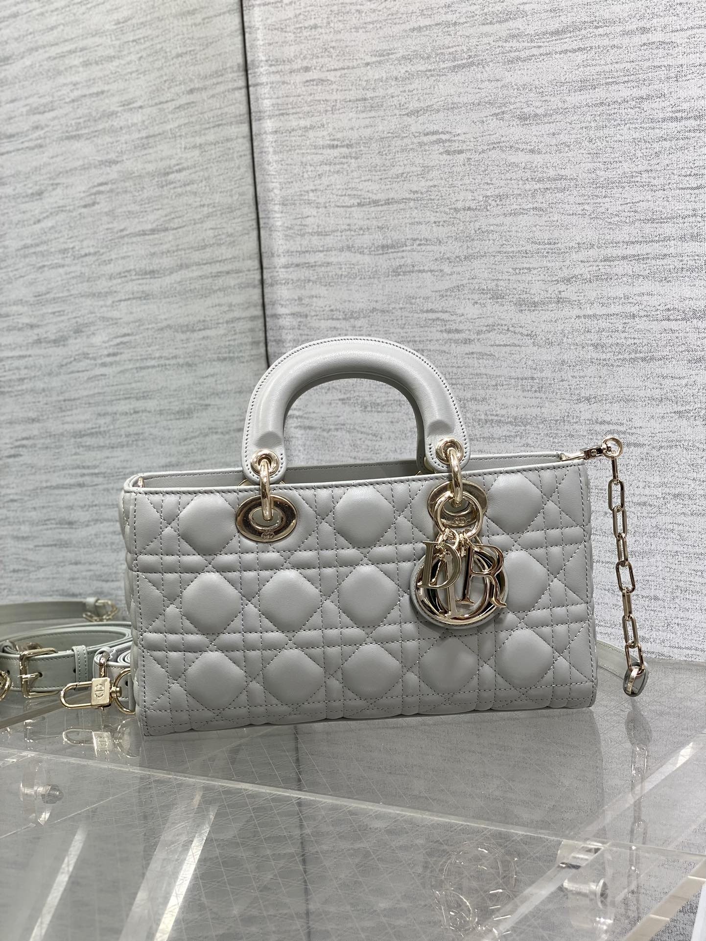 8c449e8a65d28b76d31a5ca2795437b6f05b8ceec27c726877f1c590f5dd6117 DR Shoulder bag 26x6x14cm - Image 1