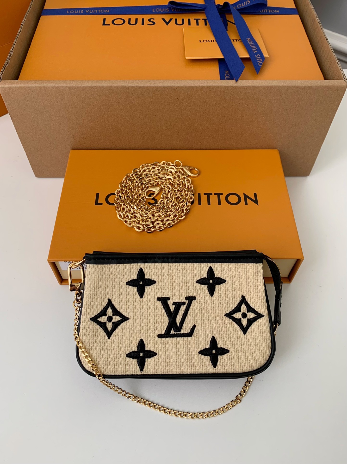 956A6A28-65D4-83DB-BE9F-EACB04FFC296 L X V MINI POCHETTE ACCESSOIRES 15.5*10.5*4cm - Image 1
