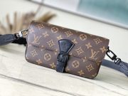 L X V  Messenger Bags Size：22x12x6cm