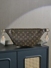 L X V Bumbag Pockets 38x16x8cm - Image 3