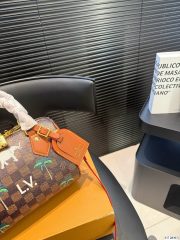 L X V Handbag 20cm - Image 3