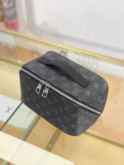 L X V TOILETRY BAG M11508 24x13x13cm - Image 3