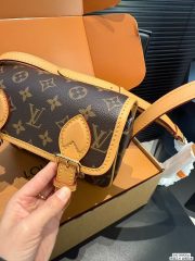 L X V SATCHEL M26805 15*6*19.5CM - Image 5