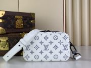 L X V  Messenger Bags Size：18.5x11x6.5cm - Image 5