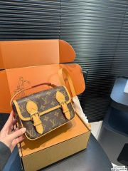 L X V SATCHEL M26805 15*6*19.5CM - Image 2