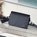 L X V  Messenger Bags 17.3x12x7cm