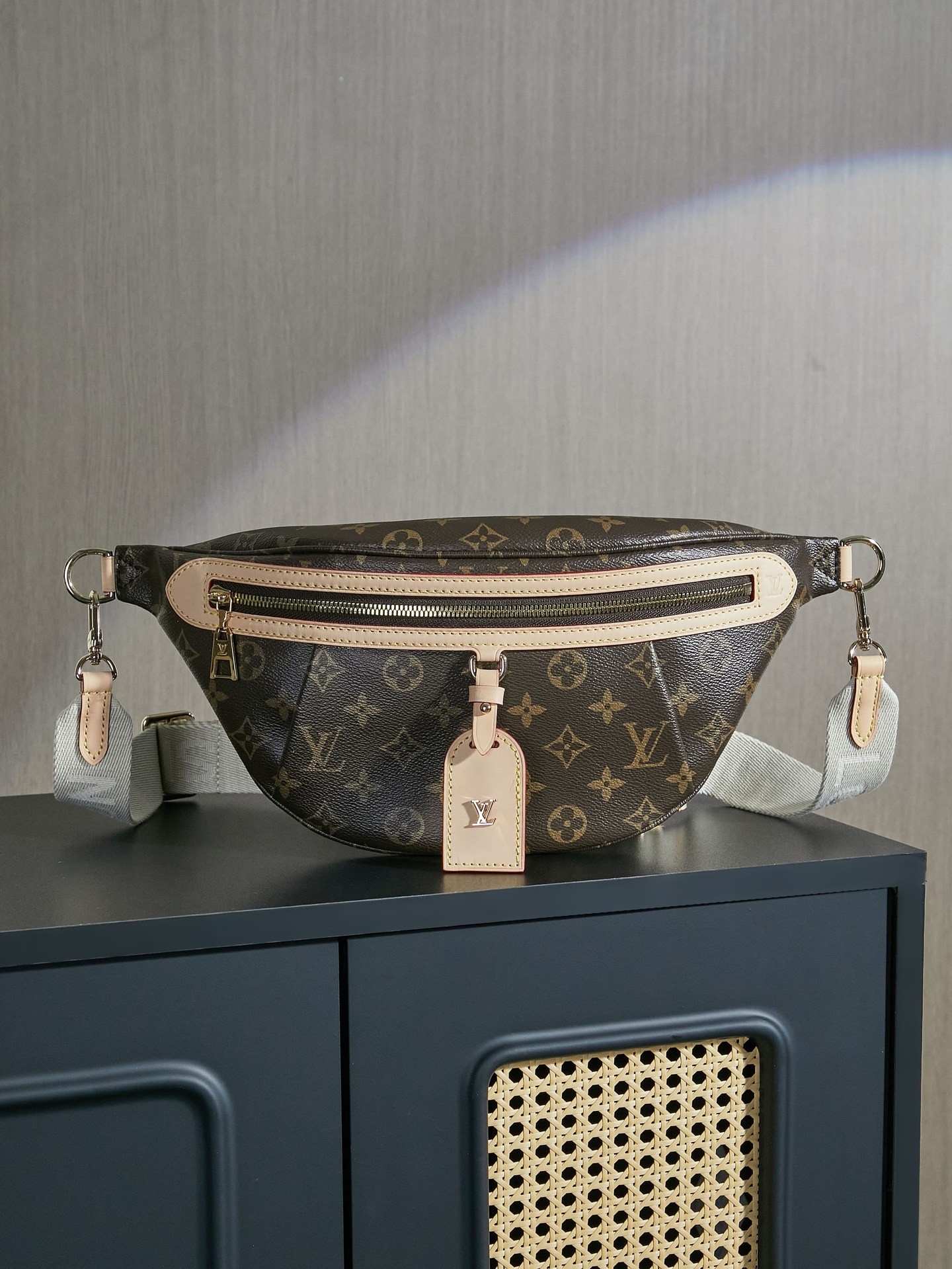 DC2054DD-C494-40C0-CA00-E71DEB4DC05D L X V Bumbag Pockets 38x16x8cm - Image 1