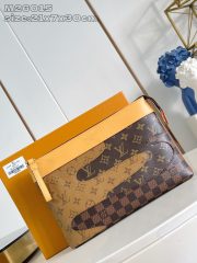 L X V Pochette Voyage Souple  Clutch bag M26015 Size：21x7.5x30cm