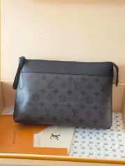 L X V Pochette Voyage Souple Clutch bag M26741 Size：27x21x3cm - Image 2