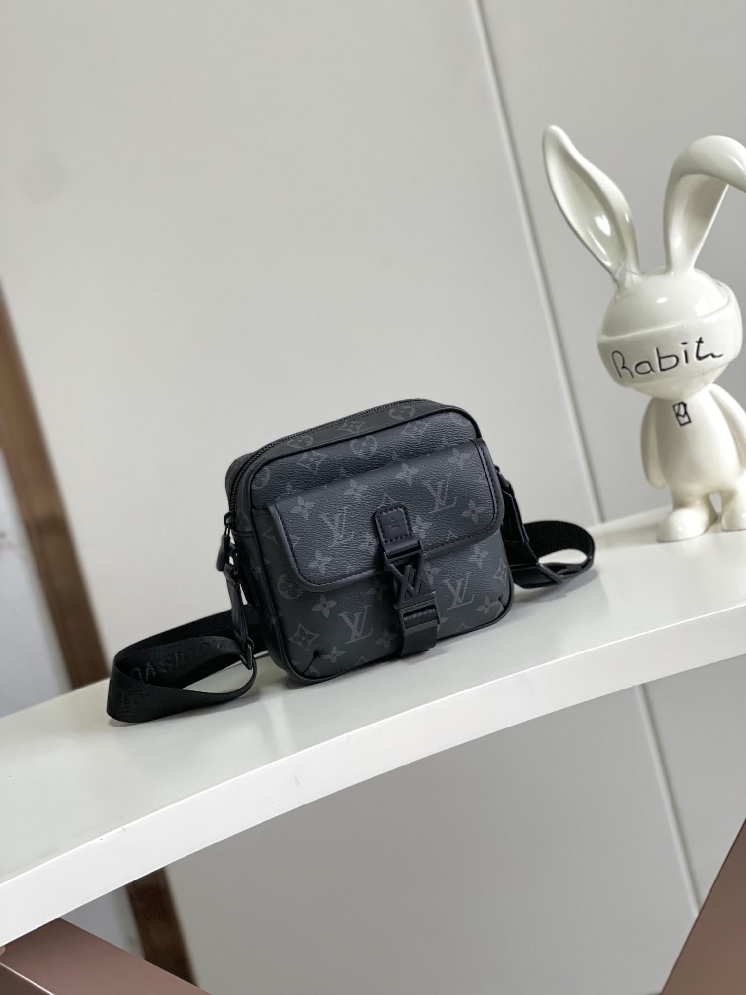 F3FDD814-5C6A-77B8-5DCA-F0FBF6A48A7B L X V Getaway Messenger Bags M12518 17x7.8x18cm - Image 1