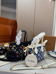 L X V Handbag Size：20x15cm（Multiple colors）