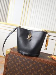 L X V Bloom Mini Hobo M27260 Size：17.5x16x11cm（Multiple colors）