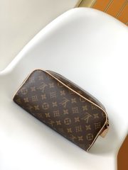 L X V TOILETRY BAG M44494 Size：28x15x16.5cm - Image 4