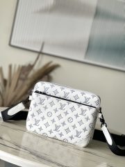 L X V  Messenger Bags Size：25*18.5*7cm - Image 15