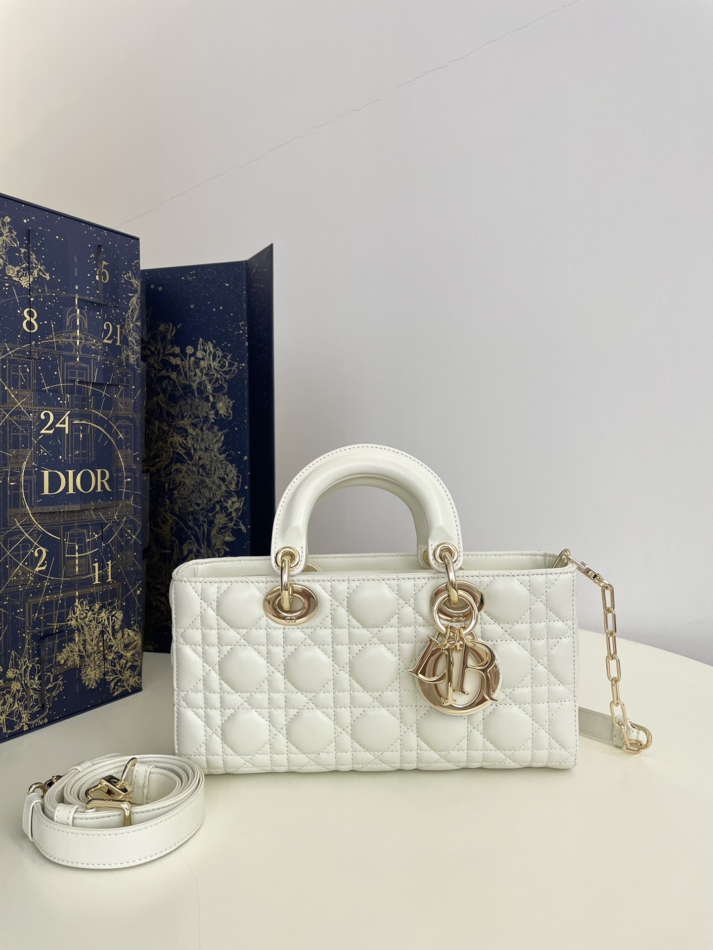 e20e6ad05c41416092bde96c76ec7c0f4ac783b7583c7ca251d2597df94360d9 DR Shoulder bag 26x6x14cm - Image 1