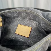 L X V Shoulder bag Size：27x18x3cm - Image 9