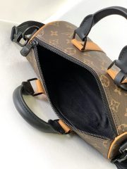 L X V Keepall Bandoulière 25 M46687 Size:25x15x11cm - Image 8