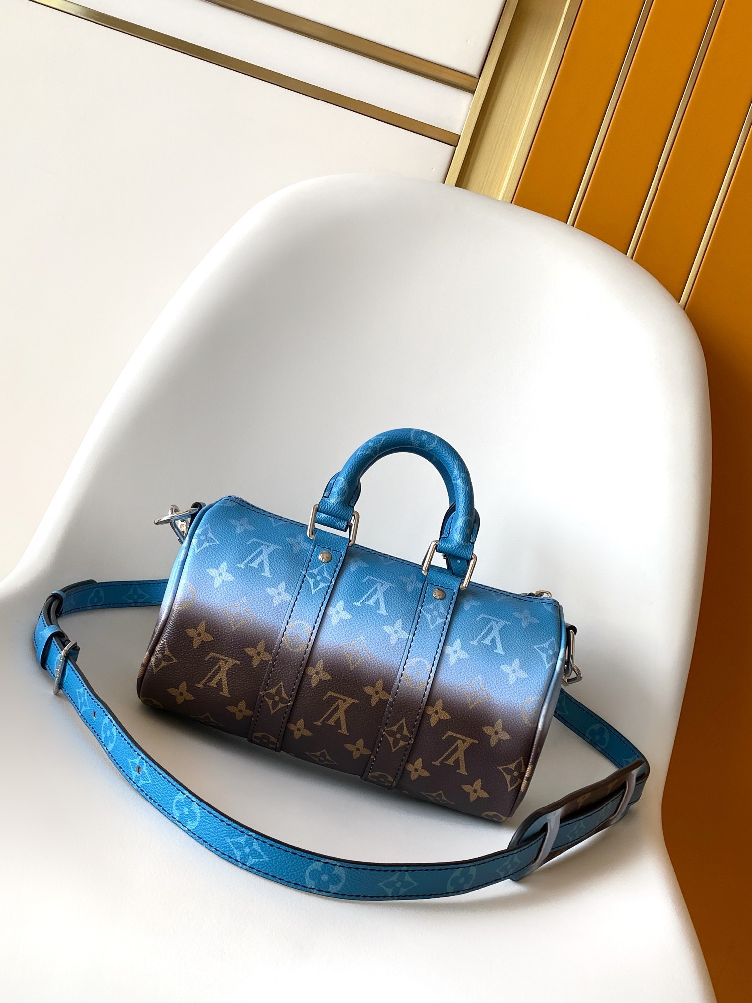 f4f4992eb892517269a09ce00b01b1f1f46dbc50e2b05fdf5d43addb08656135 L X V Keepall Bandoulière 25 M28026 Size:25x15x11cm - Image 1
