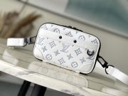 L X V  Messenger Bags Size：18.5x11x6.5cm - Image 2